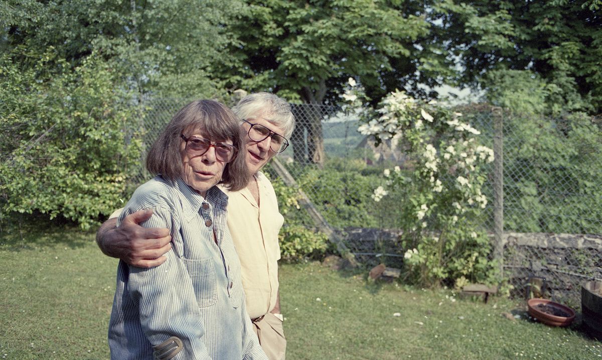 A photograph of Joan Mitchell and Kenneth Tyler in a garden